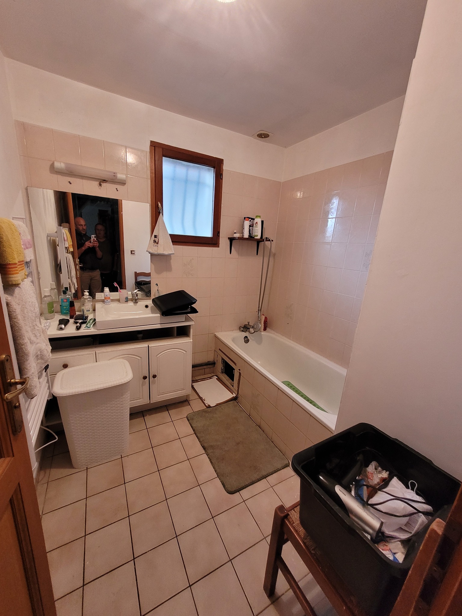 Photo d'une salle de bain avant rénovation, baignoire, carrelage, faïence rosé