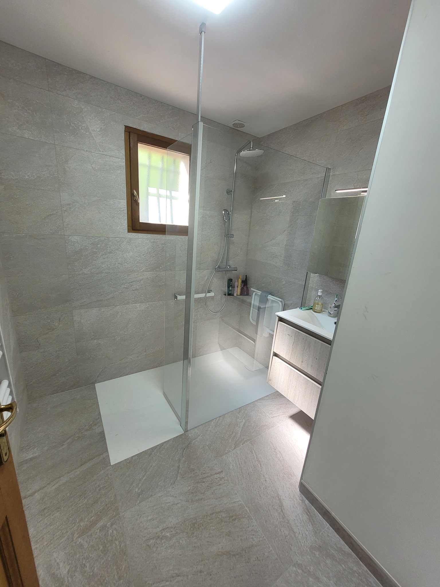 Photo d'une rénovation de salle de bain faïencée et carrelée de la couleur grise avec une douche à l'italienne