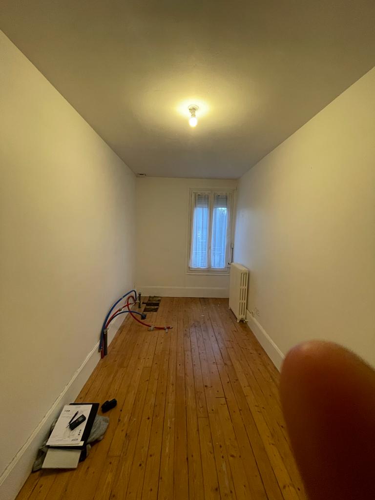 Photo d'une pièce vide avec parquet avant rénovation de salle de bain