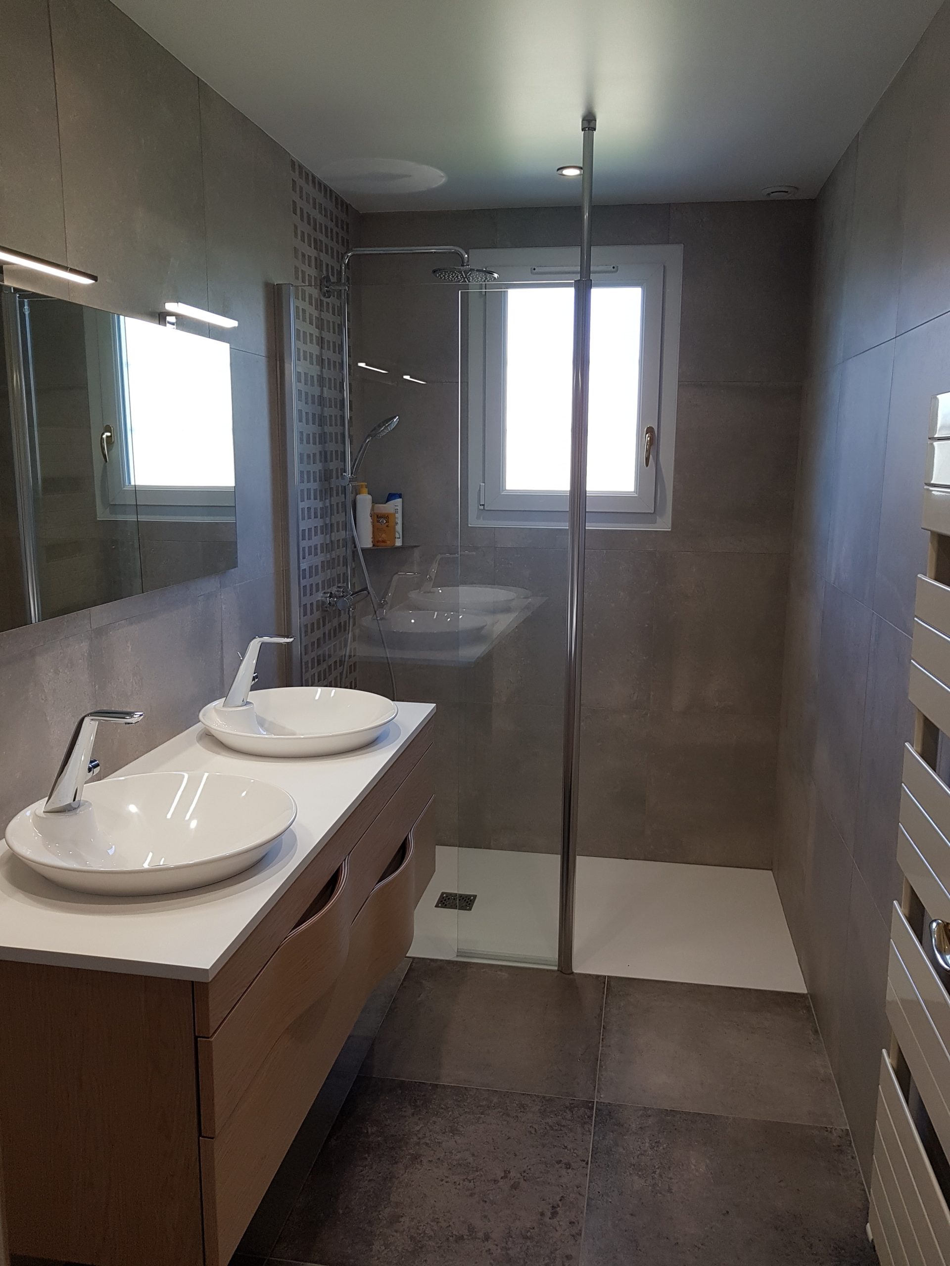Photo d'une rénovation de salle de bain avec carrelage et faïence gris, douche à l'italienne et double vasque