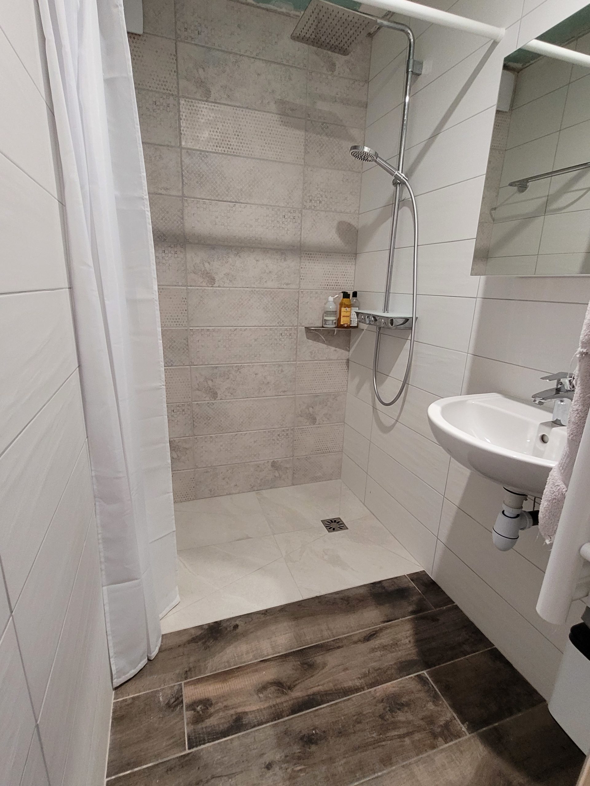 Photo d'une rénovation de salle de bain avec douche à l'italienne et lave main