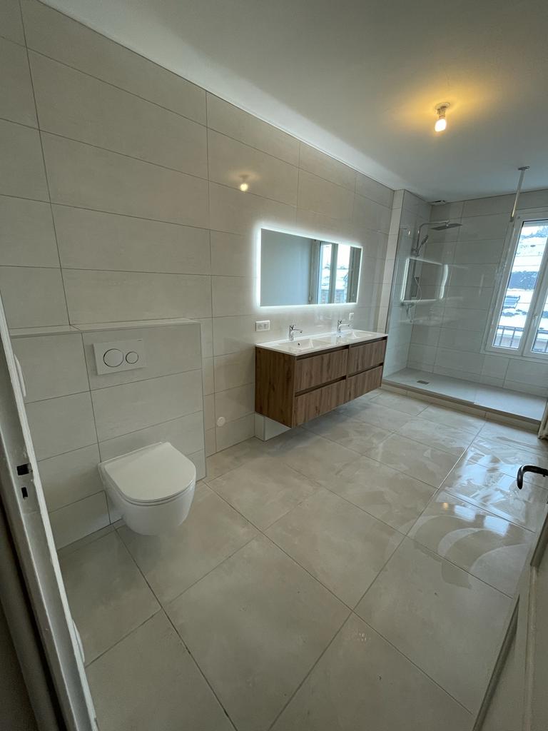 Photo d'une rénovation de salle de bain avec wc suspendu, double vasque et grande douche à l'italienne