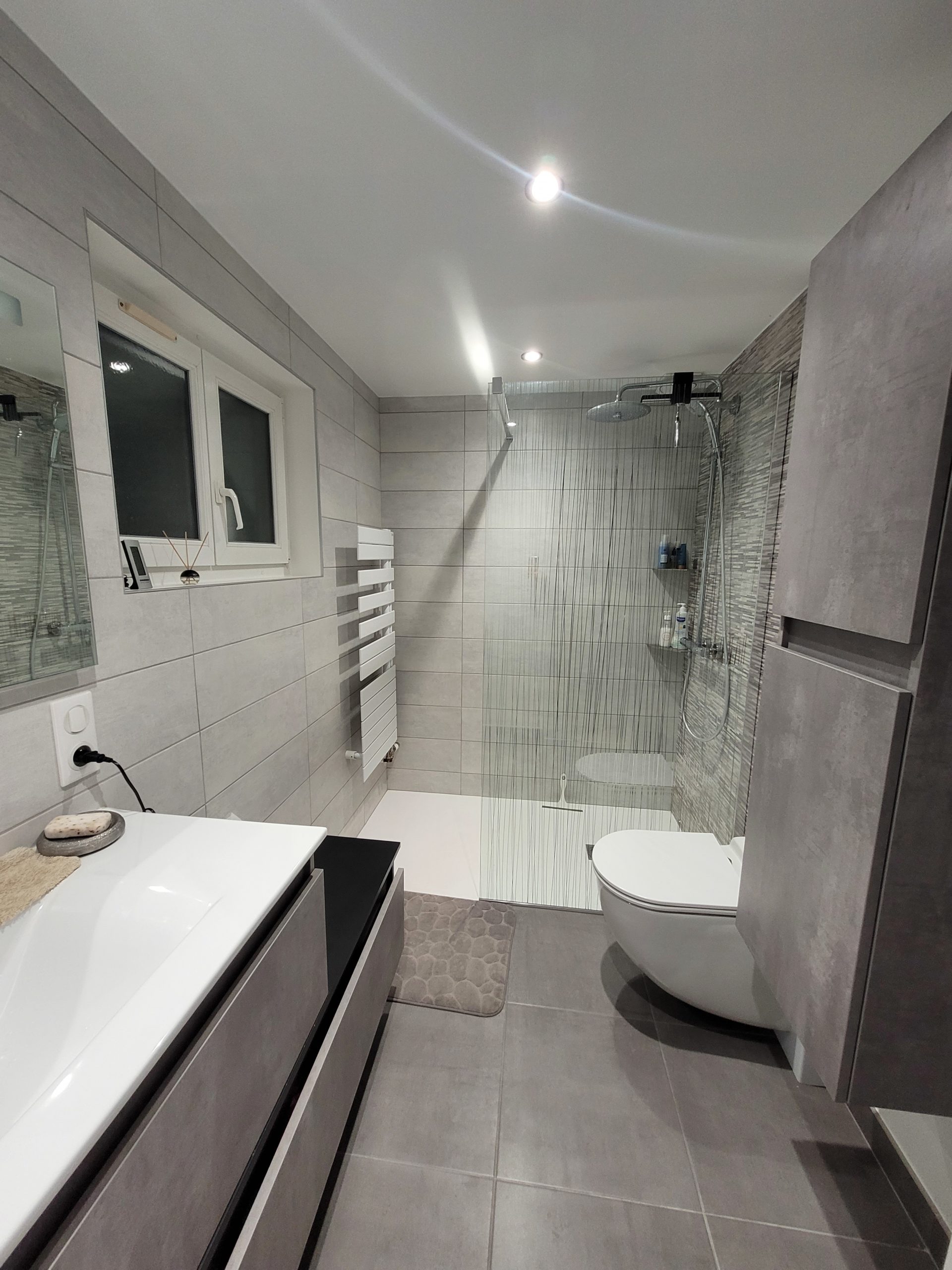 Photo d'une salle de bain rénovée avec meuble douche à l'italienne et meuble vasque gris