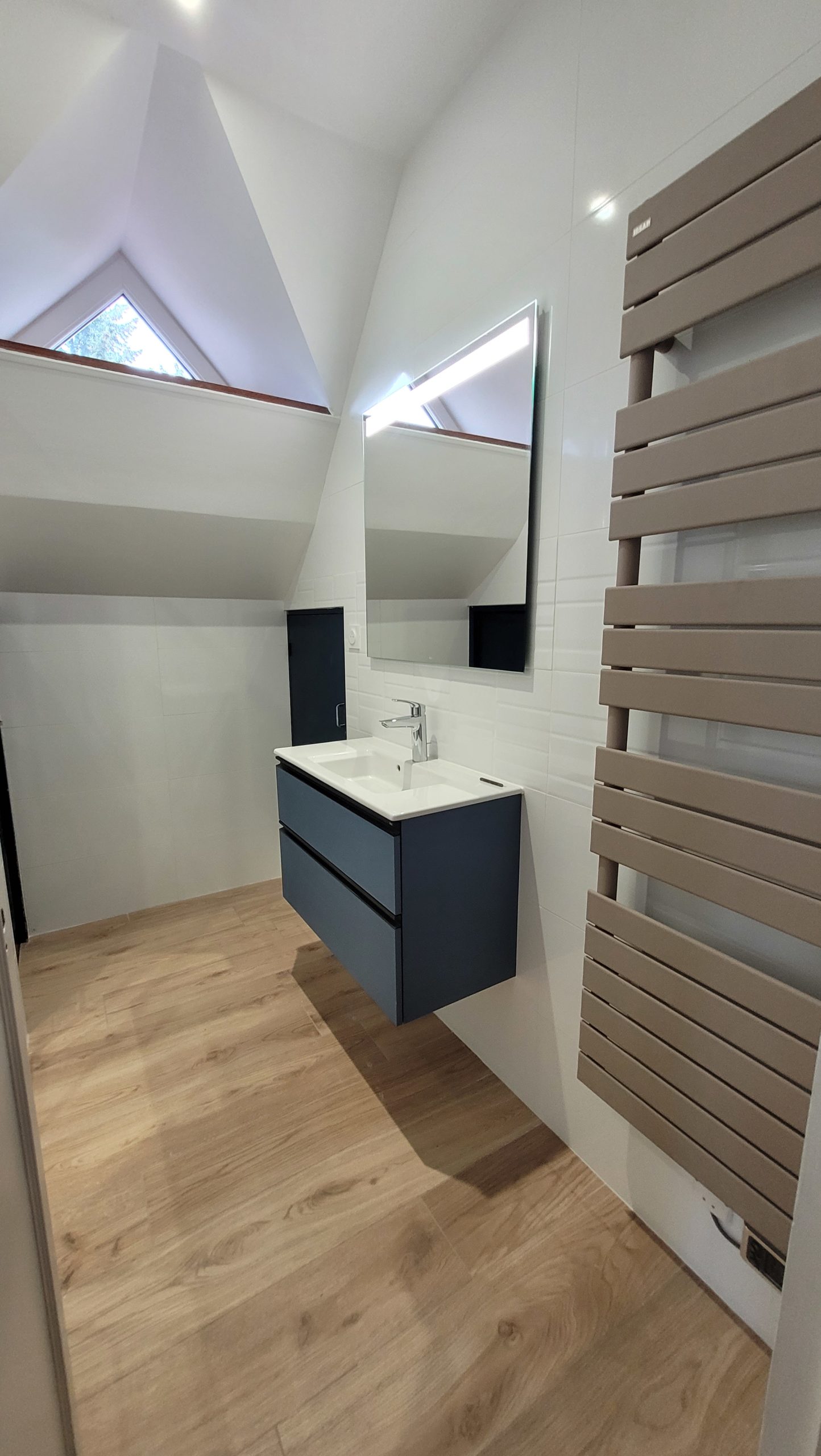 Photo d'une rénovation de salle d'eau avec un meuble vasque et un miroir