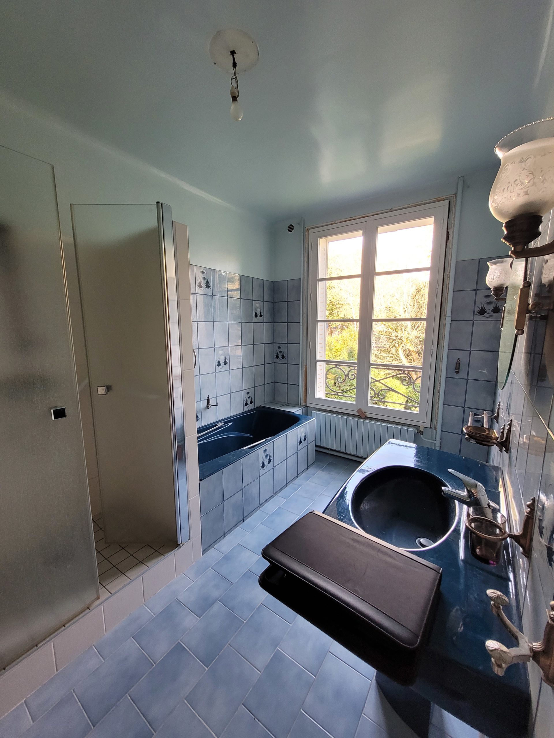 Photo d'une salle de bain avant rénovation de salle de bain avec faïence et carrelage bleu