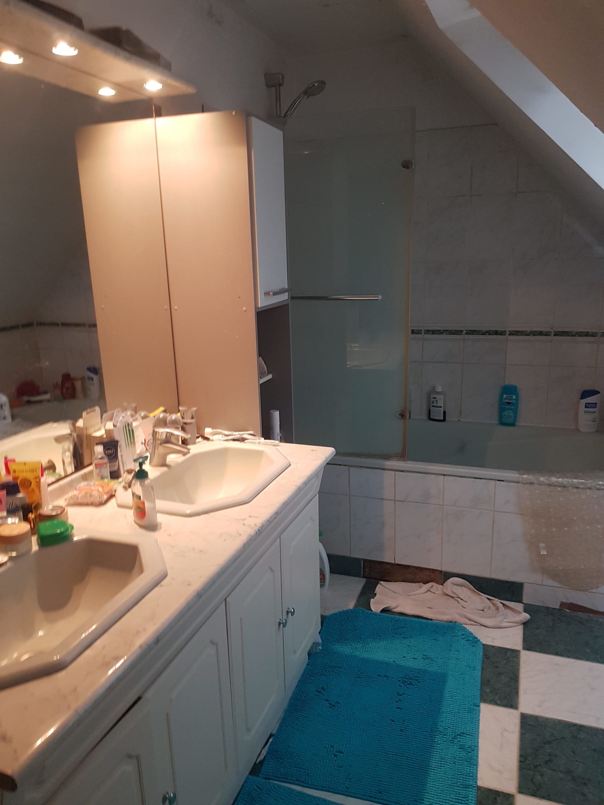 Photo d'une salle de bain avant rénovation de salle de bain avec faïence et carrelage blanc