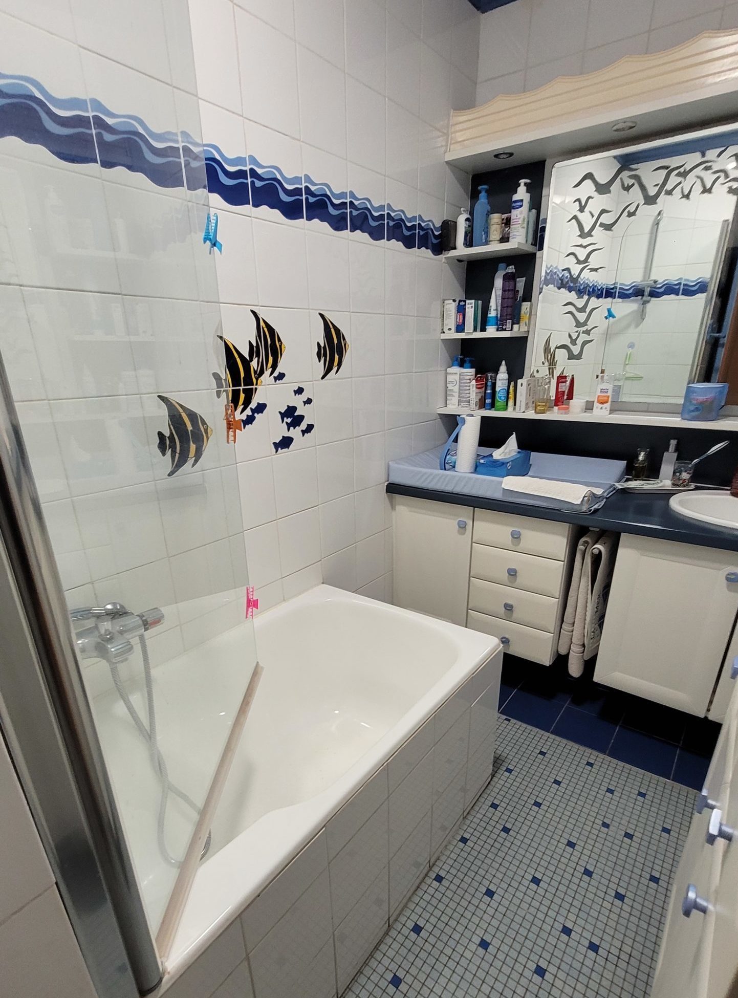 Photo d'une salle de bain avant rénovation de salle de bain avec faïence et carrelage bleu et blanc