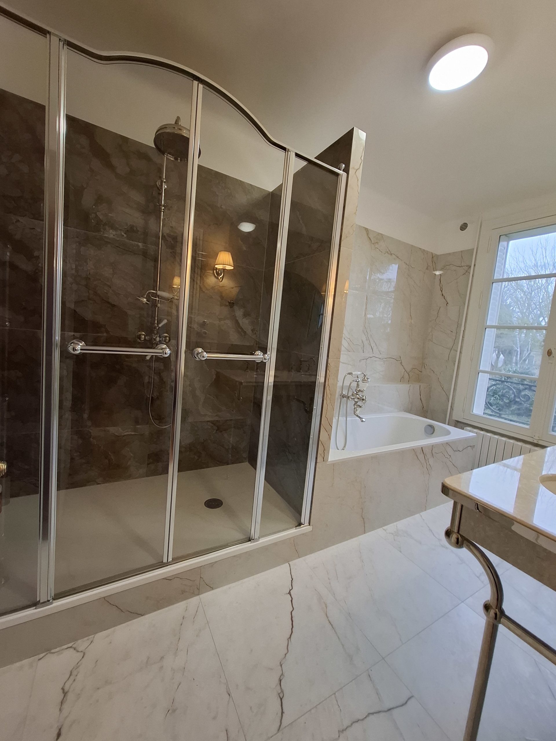 Photo d'une salle de bain rénovée avec meuble douche à l'italienne en marbre marron