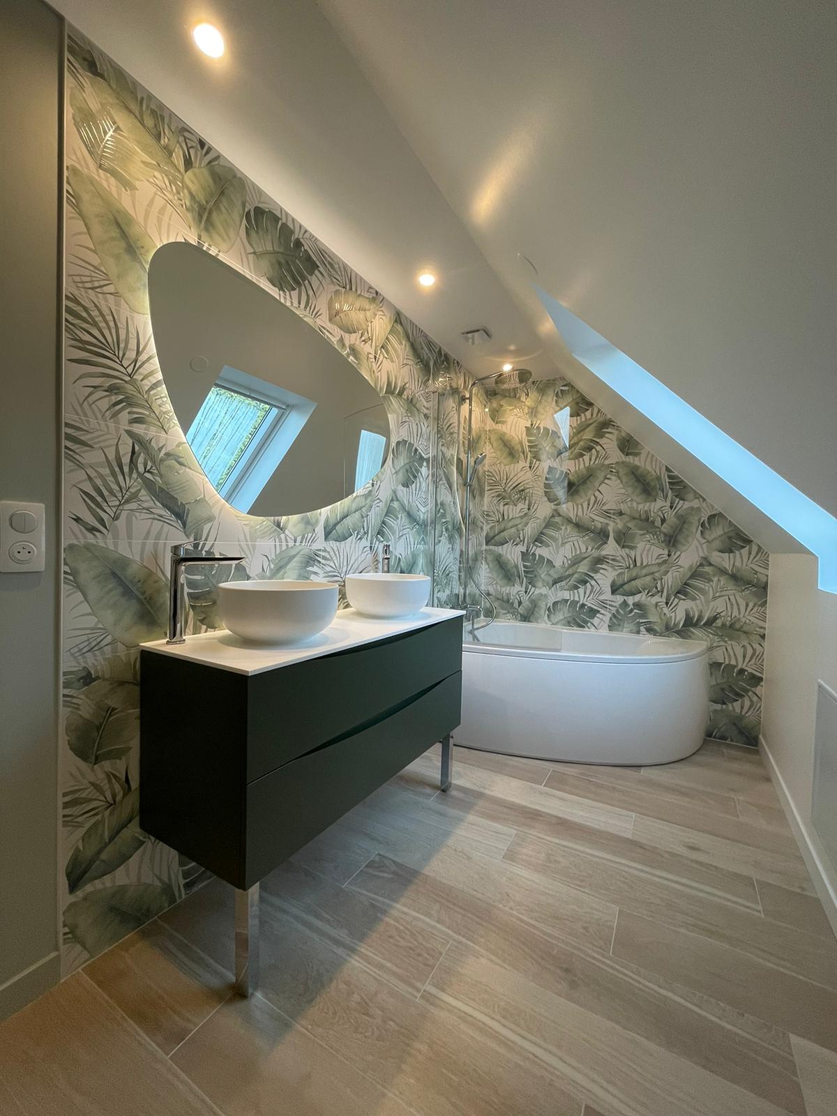 Photo d'une salle de bain avant rénovation de salle de bain avec faïence et carrelage blanc