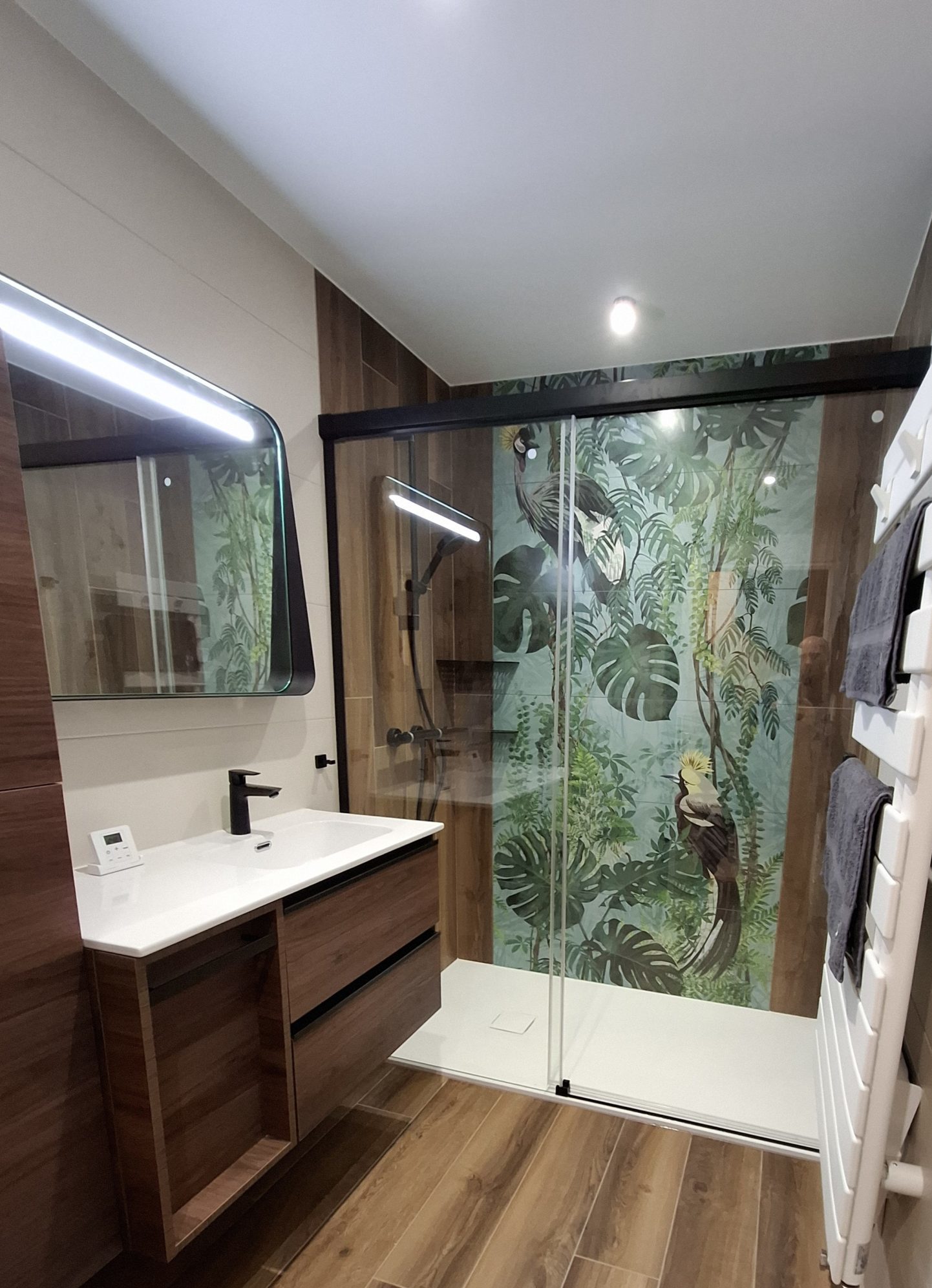 Photo d'une salle de bain avant rénovation de salle de bain avec faïence et parquet