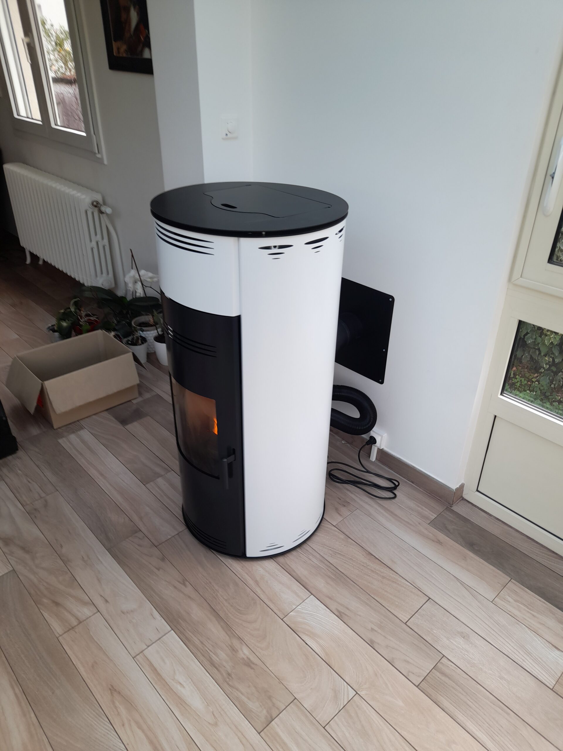 Poele à bois sur un parquet marron clair